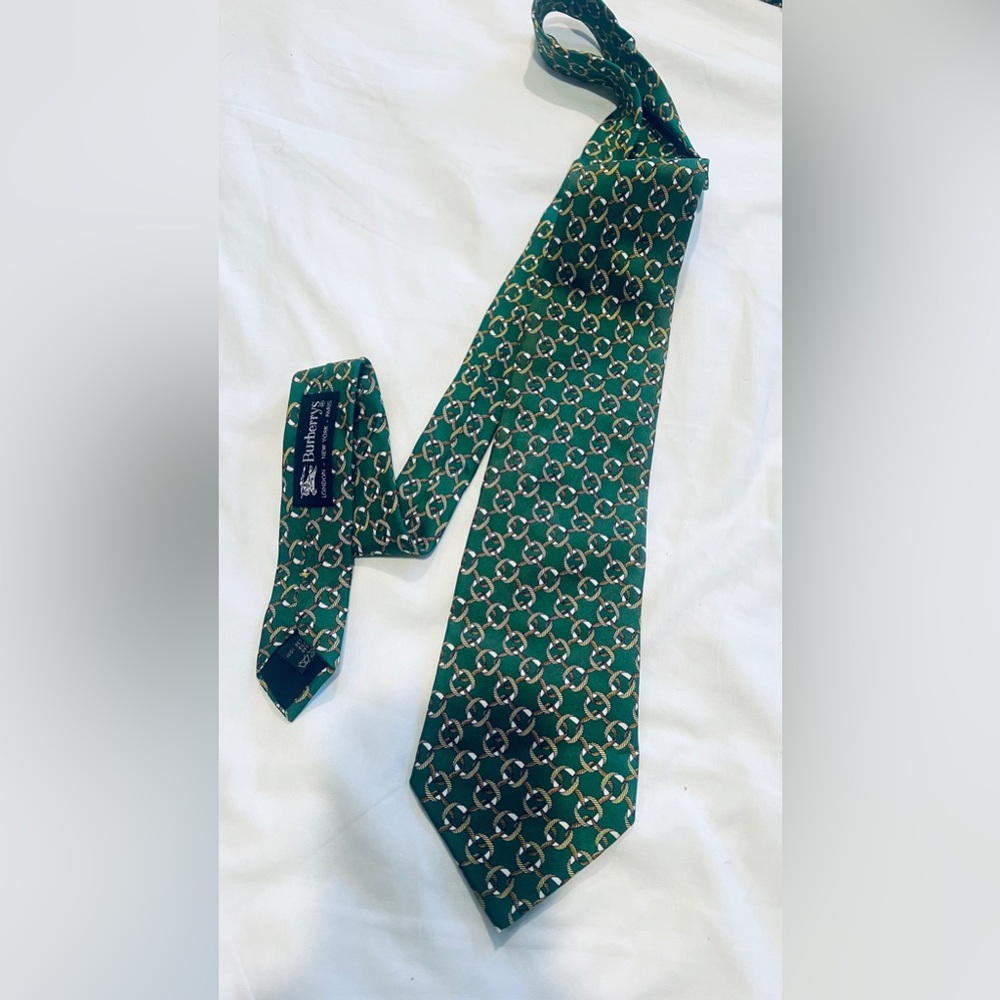 Authentic Burberrys Wide Green Silk Floral graphic designs & Name Logo Detail. - Picture 1 of 3